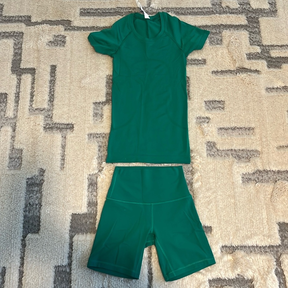 Lululemon 2 peices set new green color head band included for free ,